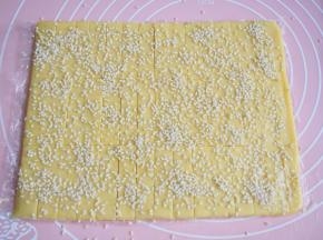 撒上适量芝麻，烤箱预热至160度