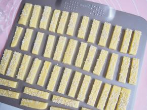 将奶酥条放至烤盘上，放到预热好的烤箱中层，上下火，10分钟左右观察上色熟透