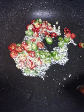 然后再起油锅爆香姜蒜、辣椒圈