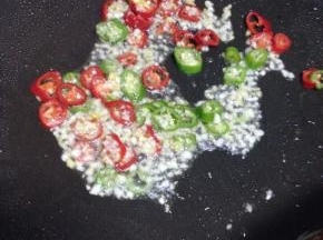 然后再起油锅爆香姜蒜、辣椒圈