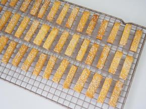 烤好的奶酥条晾凉即可