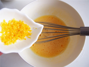 柠檬皮屑刮下后切碎，加入蛋液中