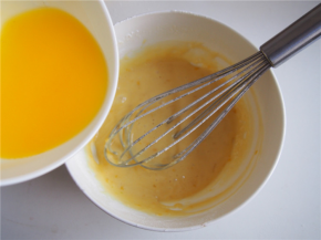 黄油切小块隔水加热，加入面糊中搅拌均匀
