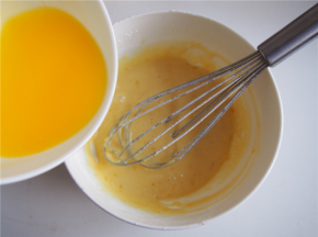 黄油切小块隔水加热，加入面糊中搅拌均匀