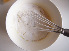 筛入低筋面粉和泡打粉，画Z字形搅拌均匀