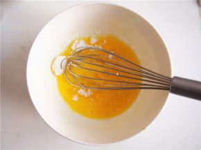 鸡蛋打散，加入细砂糖，搅打至溶化