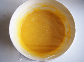 搅拌好的面糊盖上保鲜膜，放入冰箱冷藏静置1小时左右