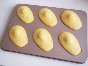 烤箱预热至180度，中层上下火，12分钟左右即可