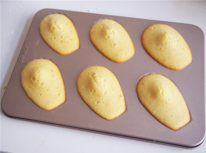 烤箱预热至180度，中层上下火，12分钟左右即可