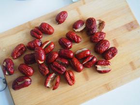 在中间划开一道小口，去掉枣核