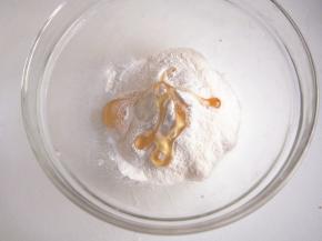 糯米粉中加入适量蜂蜜，用水和成光滑面团