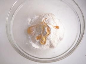 糯米粉中加入适量蜂蜜，用水和成光滑面团