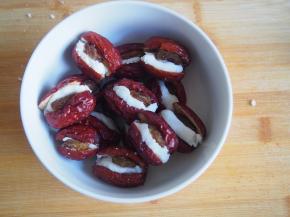 将红枣放入盘中，入锅蒸熟，蒸好的红枣撒上适量彩糖，另起一锅，放入适量水和淀粉烧开，将水淀粉汁浇到红枣上即可