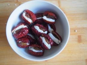 将红枣放入盘中，入锅蒸熟，蒸好的红枣撒上适量彩糖，另起一锅，放入适量水和淀粉烧开，将水淀粉汁浇到红枣上即可