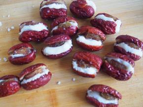 取一小块糯米面塞入去核的枣中，最后塞上葡萄干