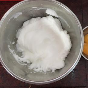 蛋黄和蛋白分离出来，蛋白打发至硬性发泡