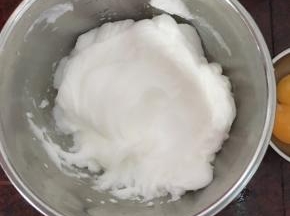 蛋黄和蛋白分离出来，蛋白打发至硬性发泡