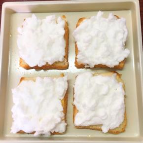 把打发好的蛋白均匀涂抹在吐司面包