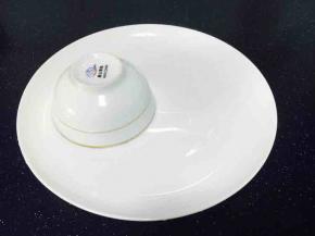 把盛米饭的小碗扣在餐盘上。