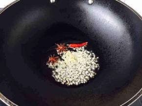 依次放入蒜片、姜末、干辣椒爆出香味。