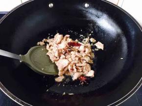 放入肉片，翻炒断生。