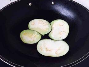 开大火起锅，锅热后放约50g的油，放入茄子片，中火煎制，每片每面大约煎2分钟。
刚放入茄子时，茄子会吸足油，当茄子煎熟煎透后它就会往外吐油。
煎茄子不能一次性加入太多的油，随时少量多次添加就可以。