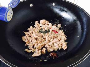 放入少许白胡椒粉且翻炒均匀