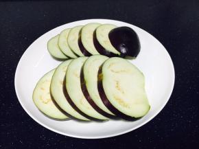 把茄子切成1厘米厚的片