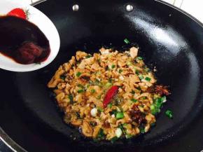 倒入酱汁：天津甜面酱10g，番茄酱10g，老抽2g。