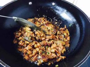 用铲子把茄子铲碎