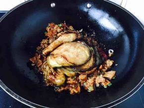 放入煎好的茄子