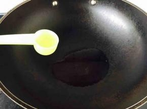 起锅锅热，放入2勺油。