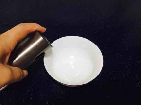 如一只米饭碗，喷上少许油。