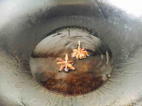 放入八角，煸出香味。