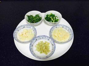 小香葱切花，姜切末，4粒蒜切片，4粒蒜切末，香菜切末。