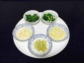 小香葱切花，姜切末，4粒蒜切片，4粒蒜切末，香菜切末。