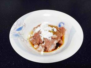 腌制肉片：肉片里放少许生抽，少许白胡椒粉，少许料酒，7g（半勺）淀粉抓匀，最后放1小勺油抓匀。