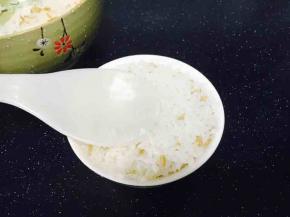 盛入一碗米饭，用小铲子压实。