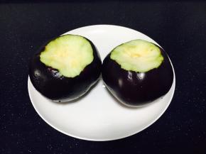 茄子洗干净，去蒂。