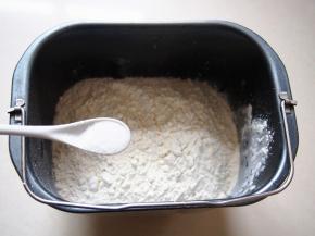 面粉称量好，放入盐