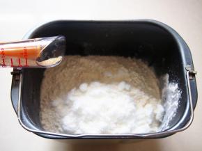 在面包桶的一个角落里放入酵母