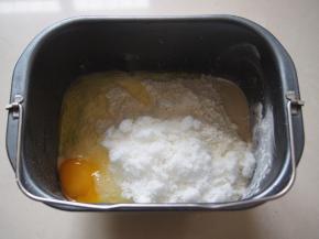 在另一个角落里放入鸡蛋