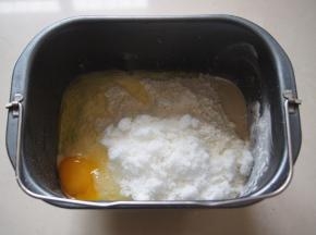 在另一个角落里放入鸡蛋