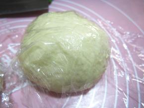 发酵成2倍大，取出排气，盖上保鲜膜松弛15分钟