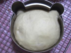 松弛好的面团放入模具中，盖上盖子，发酵至8分满