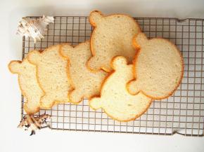 取出晾凉切片，用融化的巧克力画上各种图案装饰即可