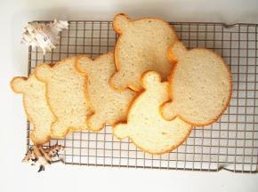 取出晾凉切片，用融化的巧克力画上各种图案装饰即可