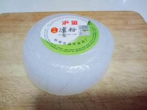 买来的凉粉，拆开包装，清水洗干净，淋干水份。