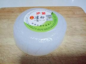 买来的凉粉，拆开包装，清水洗干净，淋干水份。