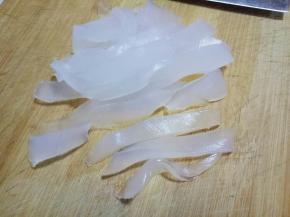 凉粉切条，切丁也可以，形状根据个人喜欢，没有特别要求。
全部切好放入盘子里。